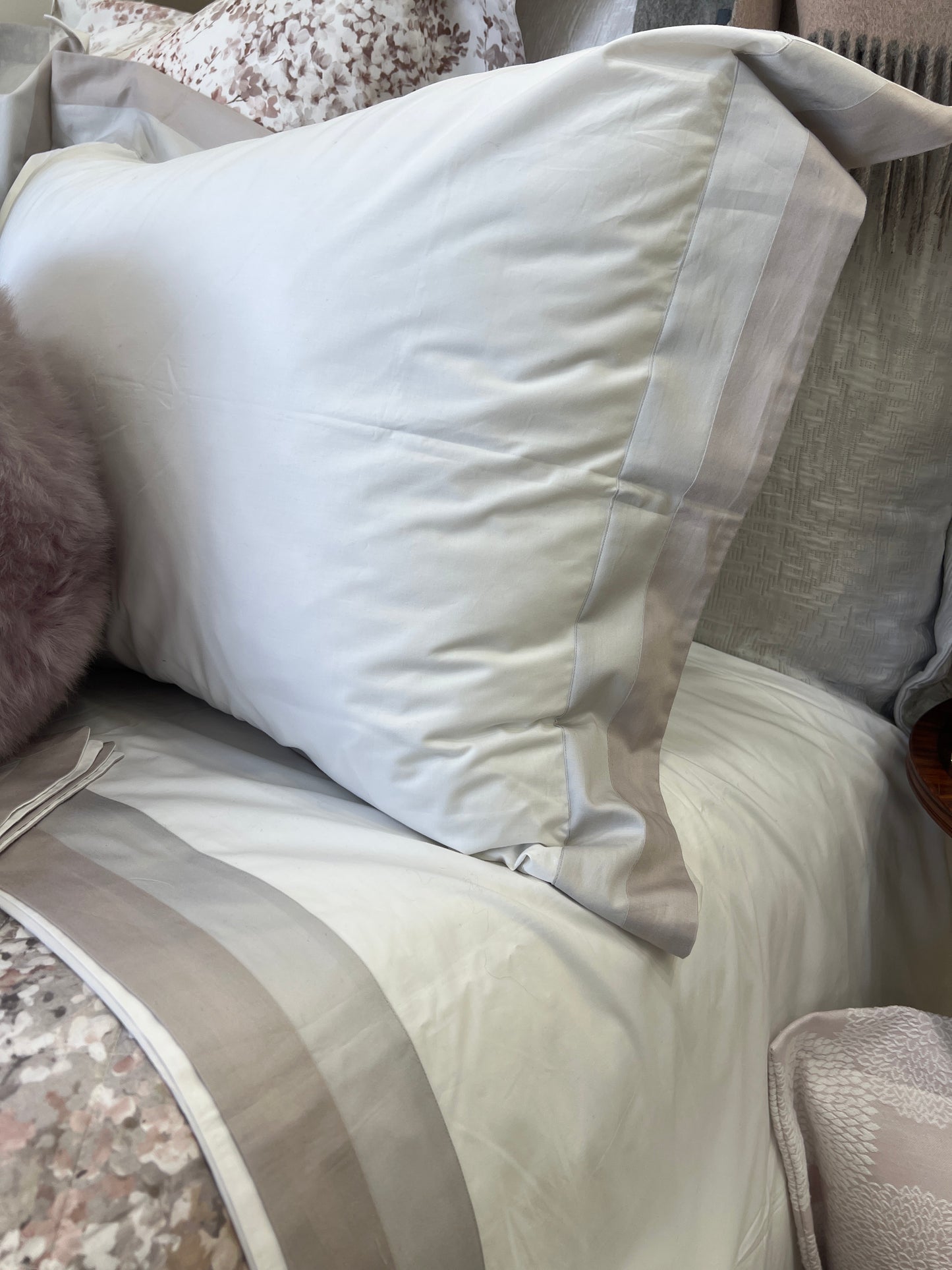 Samuele Rose Queen Bed Set